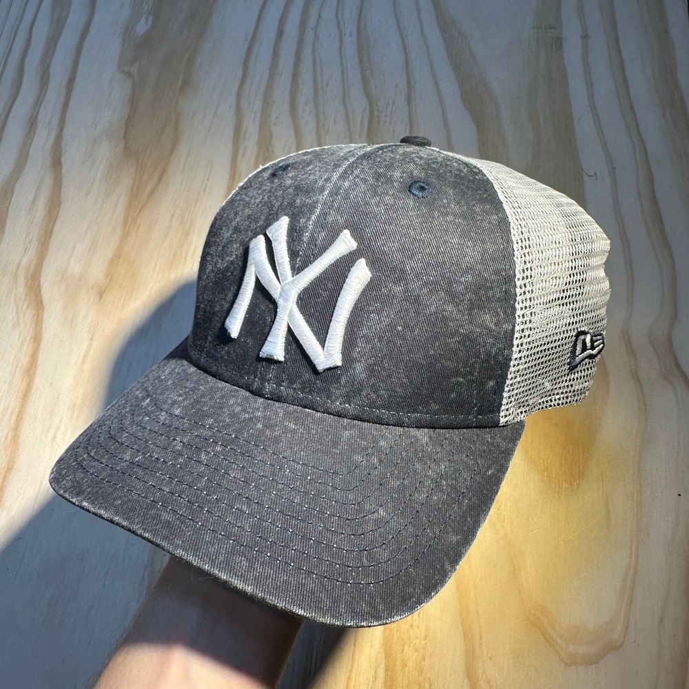 New Era New York Yankees 9FORTY Navy Washed Trucker Hat Snapback Cap OSFM